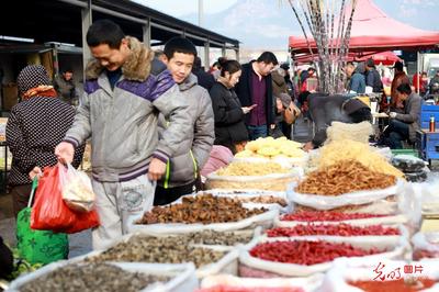 迎新春食品销售红火，佳节市场年味浓